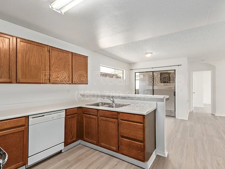 8714 W Amelia Ave — Photo 9