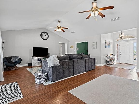 3rd image of 1445 Hunters Ct N