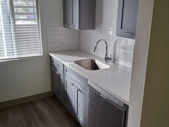 28900 SW Parkway Ave APT 6, Wilsonville, OR 97070