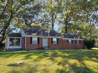 200 W Kinkead Rd, Hillsboro, IL 62049
