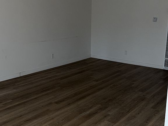 4th image of 18631-1 Burbank Blvd #26