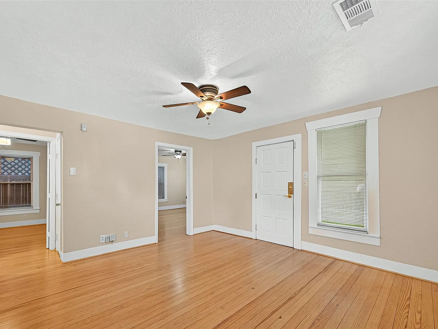 2 bed, 1.0 bath, 950 sqft, $2,200 — Photo 4