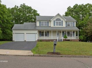 3 Sachem Ct, Farmingville, NY 11738