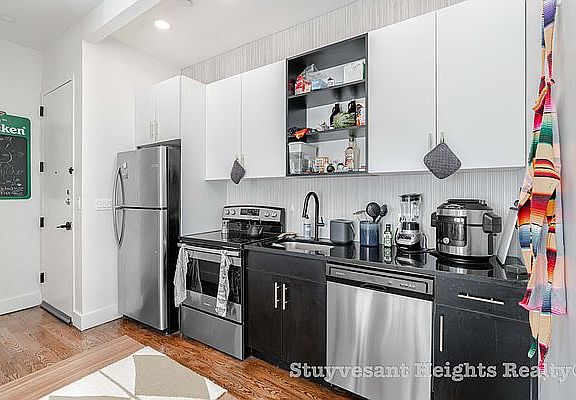 4th image of 335 Woodbine St #4D