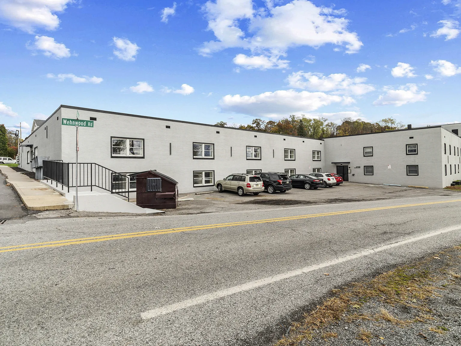 Wehnwood Court Apartments — Photo 4