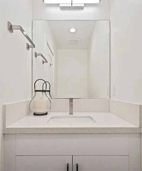 904 Warwick Ave — Photo 10