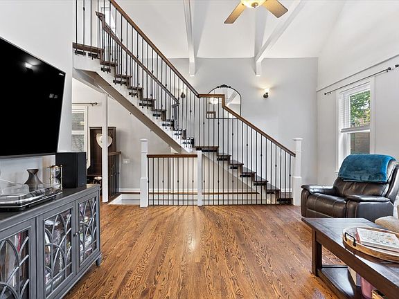 4th image of 828 W Lill Ave