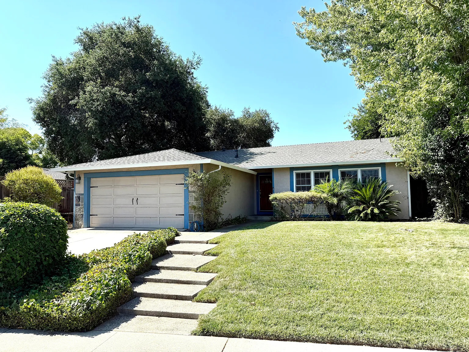 3 bed, 1220 sqft, $4,088 — Photo 2