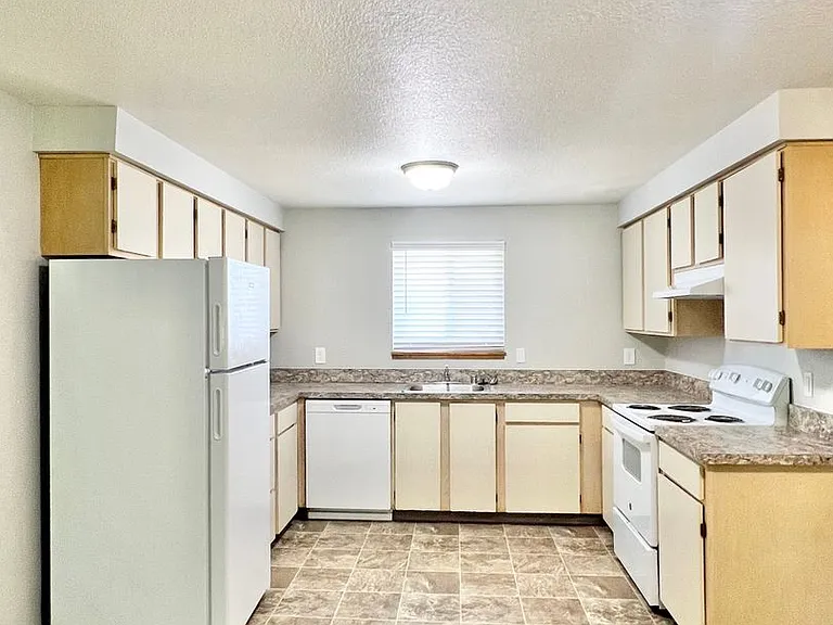 Willow Creek Apartments — Photo 17