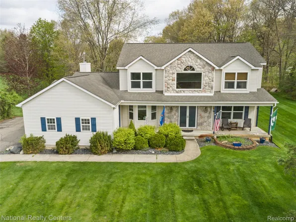 3910 Forest Edge Dr, Commerce Township, MI 48382