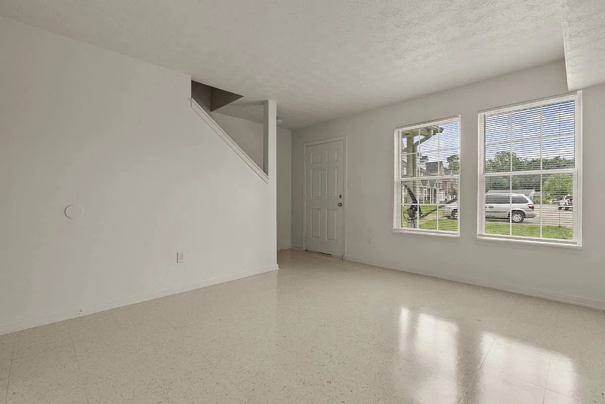 10403 Hillpark Dr in Louisville, KY 40229 — Photo 3