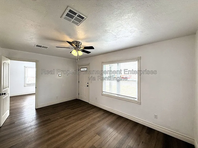 418 S Main Ave — Photo 2