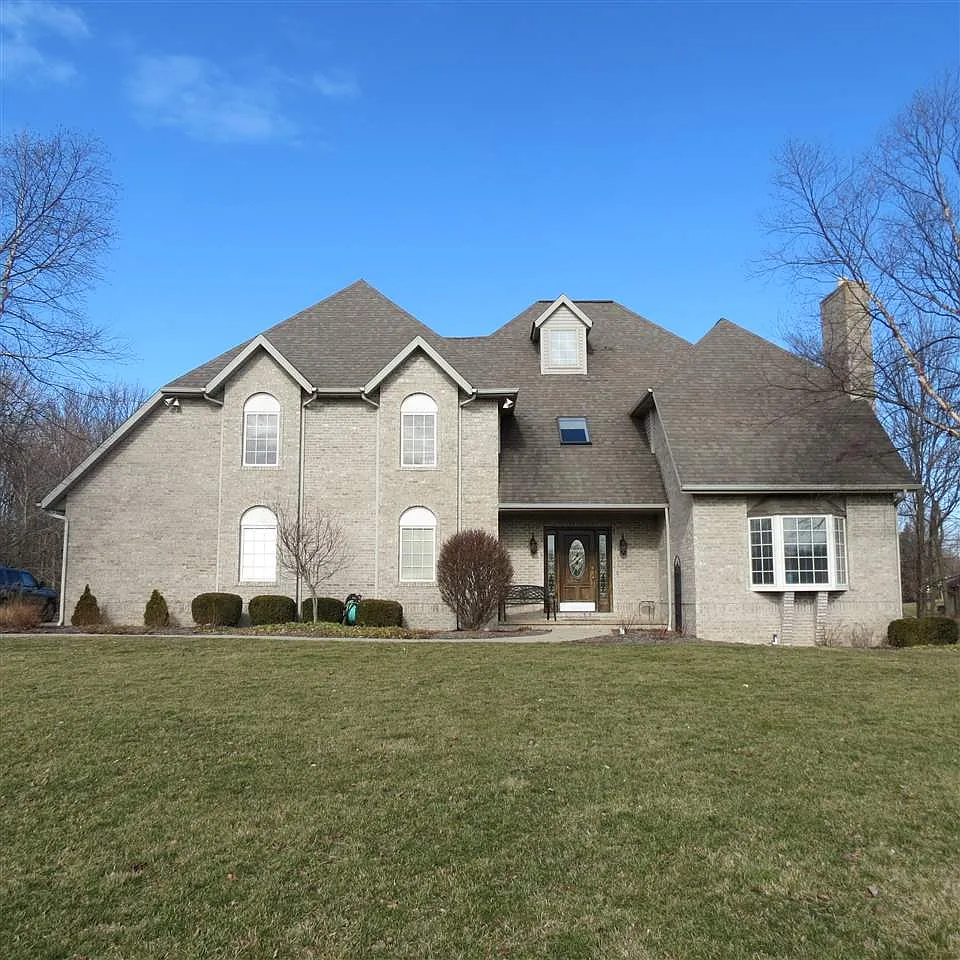 676 Richard St photo 1