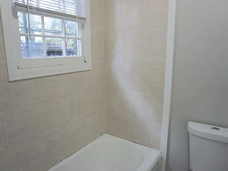 303 W Waldburg St — Photo 9