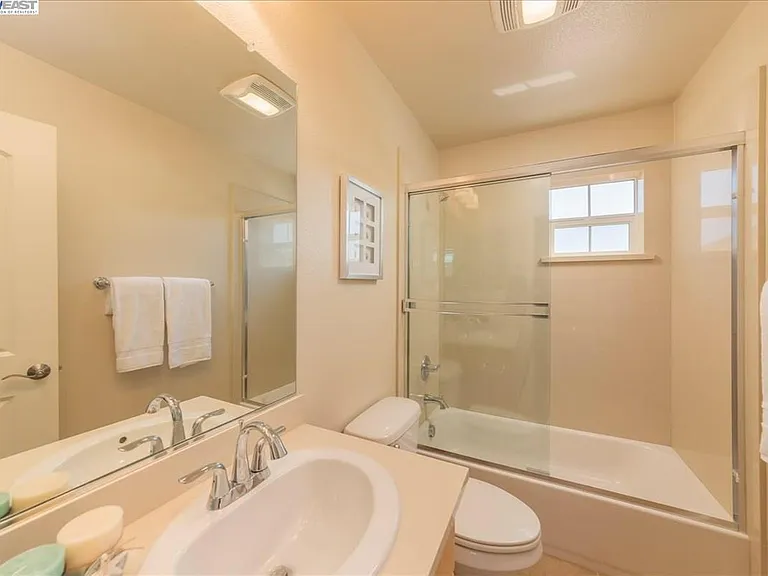 486 Selby Ln — Photo 10