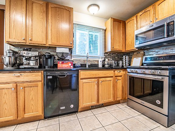 3rd image of 935 Westfield Ln
