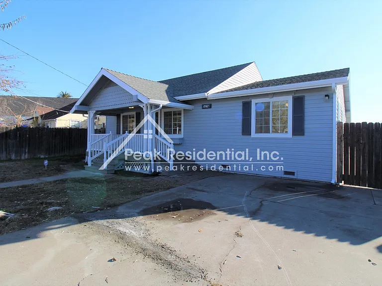 1042 Las Palmas Ave — Photo 4