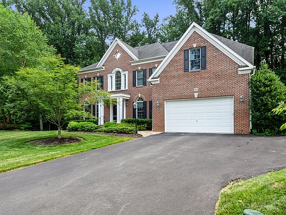 2-CAR GARAGE W/EXTRA PAD