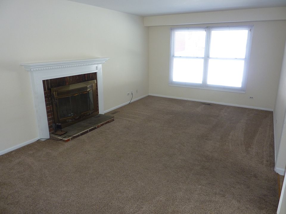 1st image of 222 N Braintree Dr
