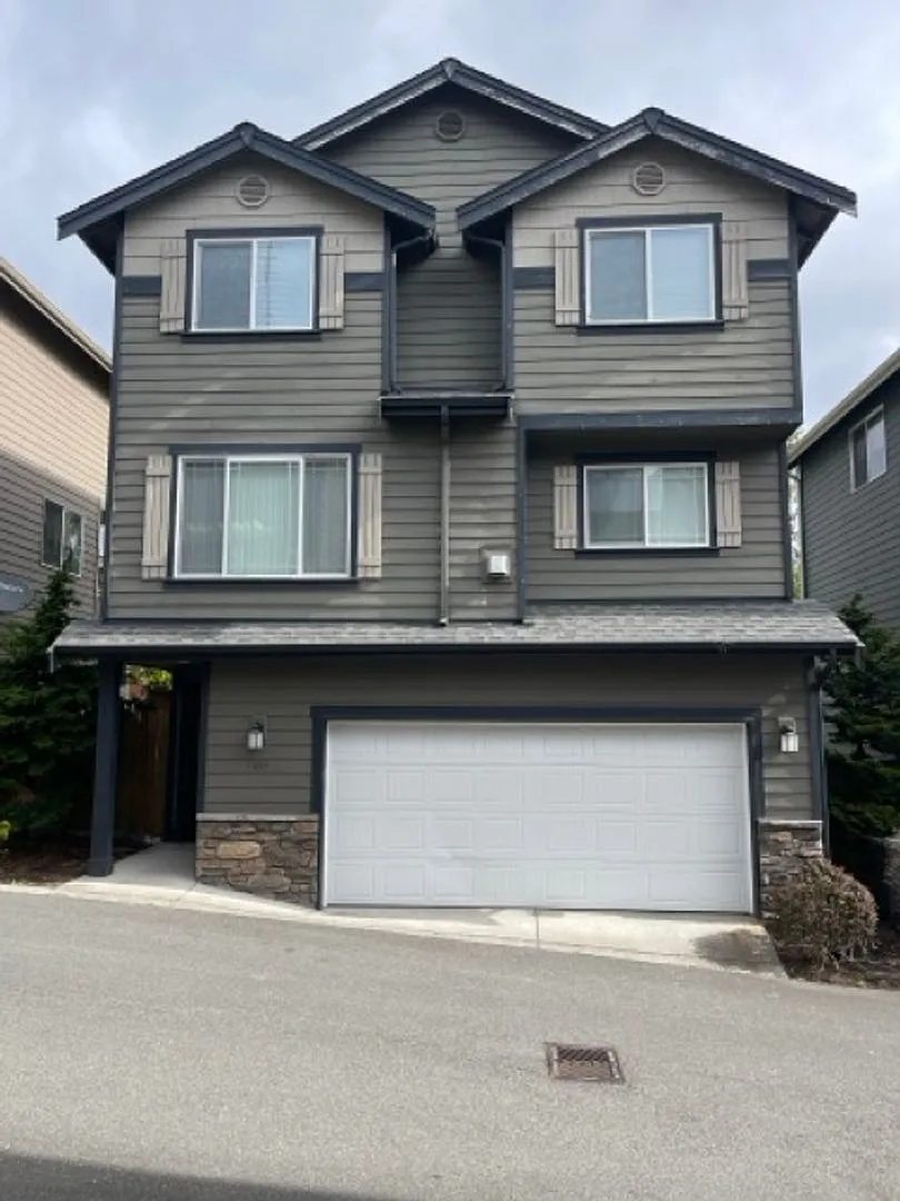 Extremely Gorgeous 3 Bedroom Home for Rent in Lynnwood — Photo 1