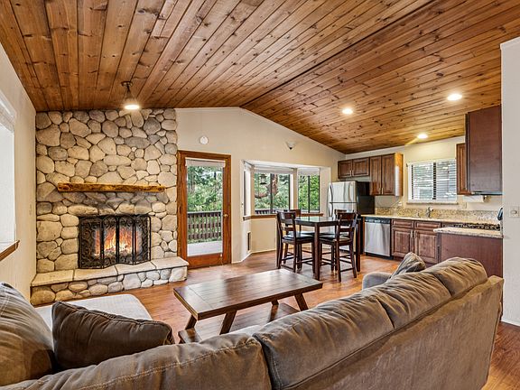 5th image of 725 Ivy Ln