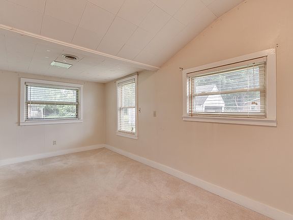 3rd image of 224 Kings Hwy