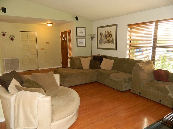 2nd image of 15911 Sedgewyck Cir N