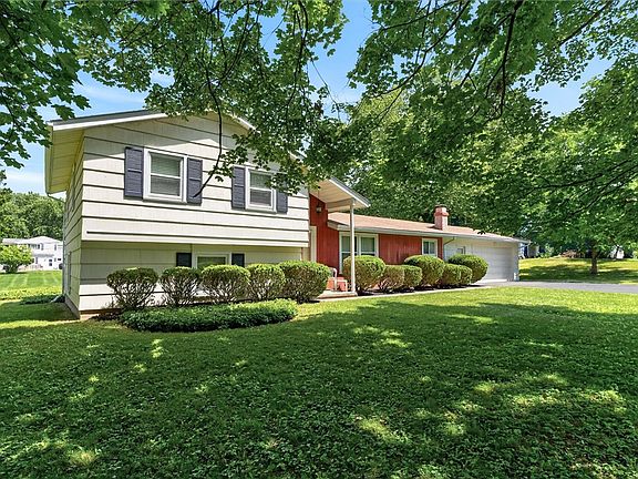 3rd image of 11 Parkwood Ln
