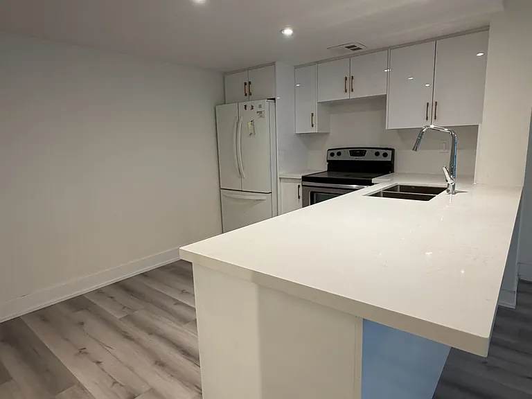 7440 Bathurst St #202 — Photo 15