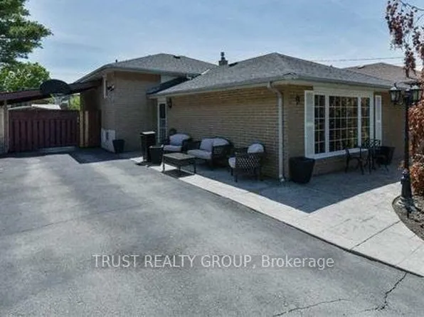 9 Del Ria Dr, Toronto, ON M6L 1L9