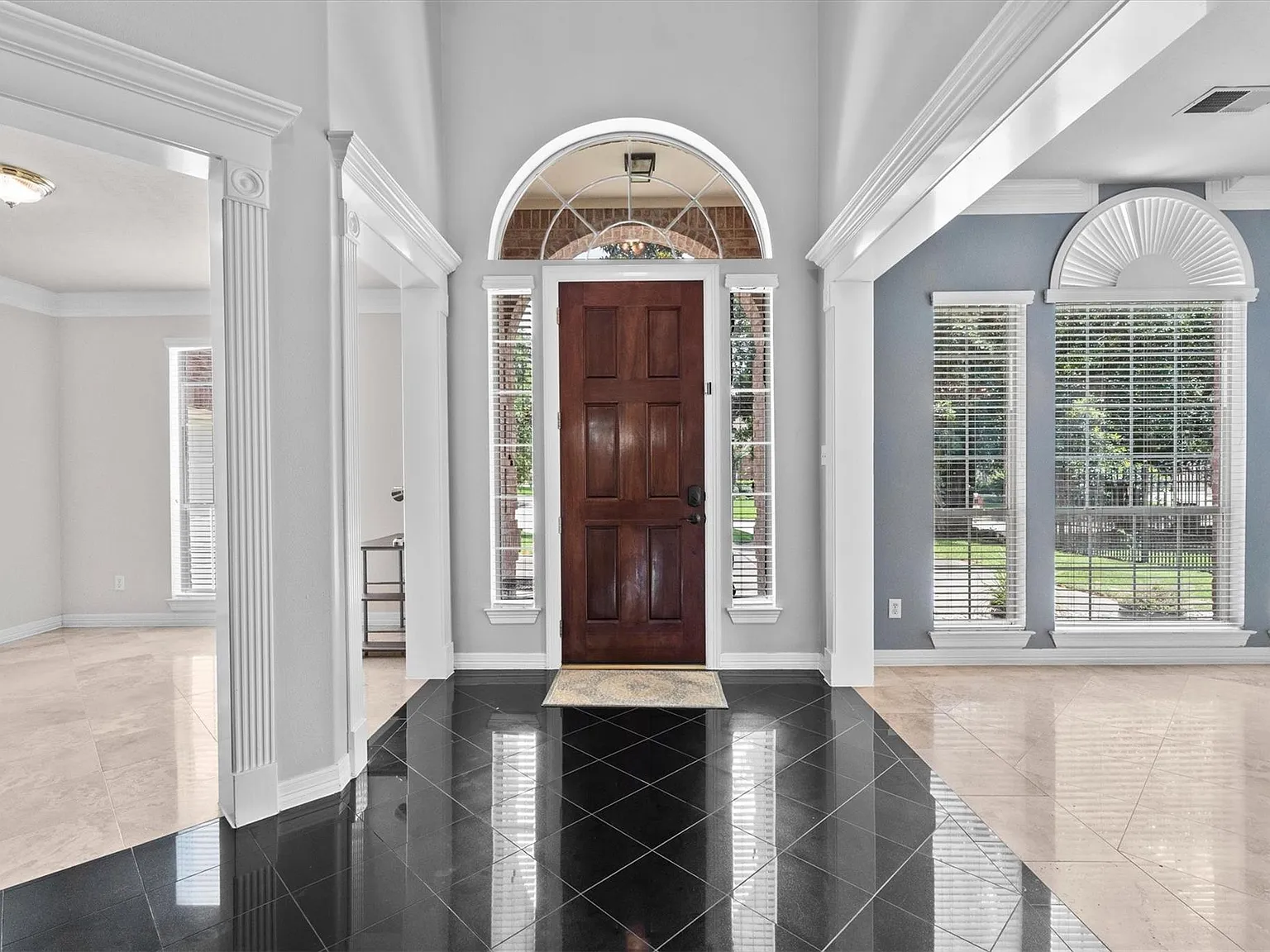 5 bed, 4.0 bath, 3384 sqft, $3,500 — Photo 2