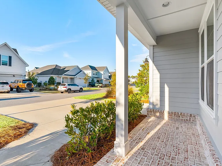 117 Roundwood Dr — Photo 3