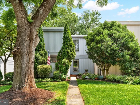 1809 N Shore Ct, Reston, VA 20190