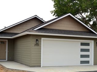 2935 Naples Dr, Grants Pass, OR 97527
