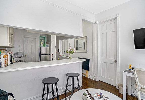 3rd image of 204 W 88th St APT 4R