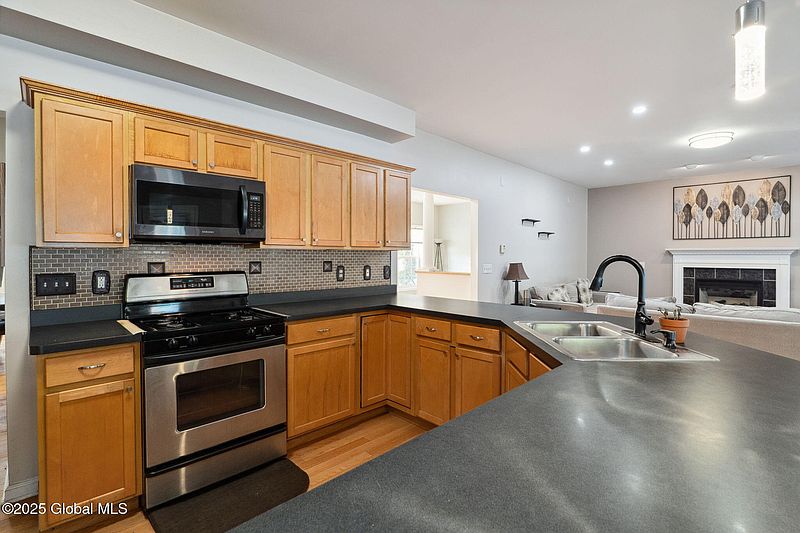 5th image of 10 Sequoia Drive