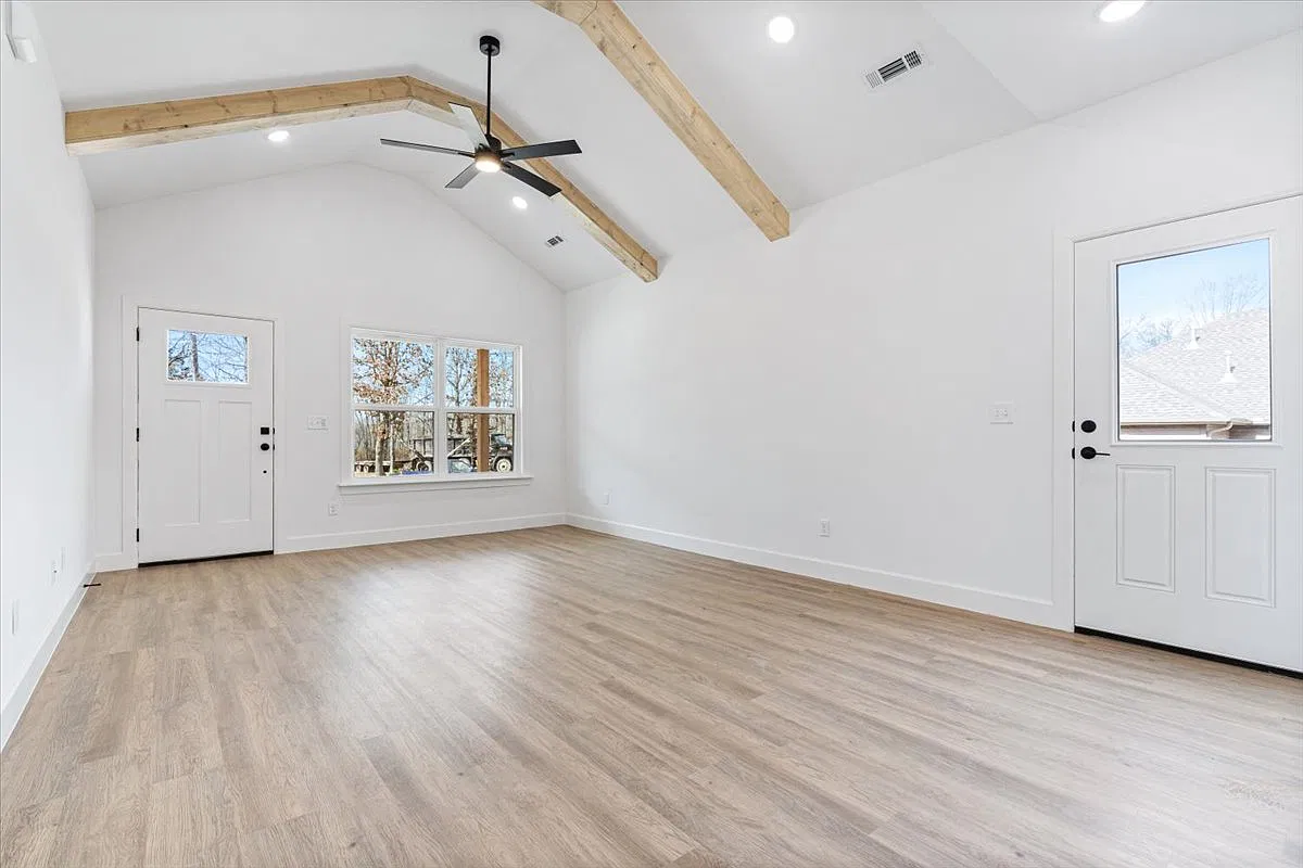 29 Islay Dr - 1 — Photo 3