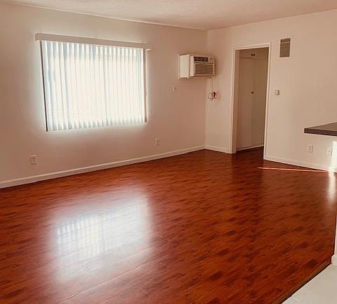 2nd image of 4565 Oakwood Ave