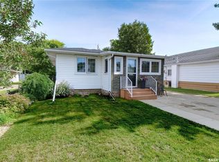 924 Hall St W, Moose Jaw, SK S6H2S4