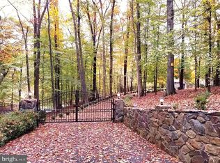 9112 Potomac Ridge Rd, Great Falls, VA 22066