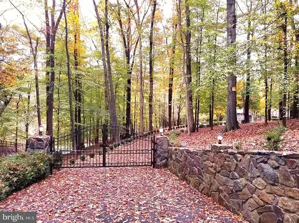 9112 Potomac Ridge Rd, Great Falls, VA 22066