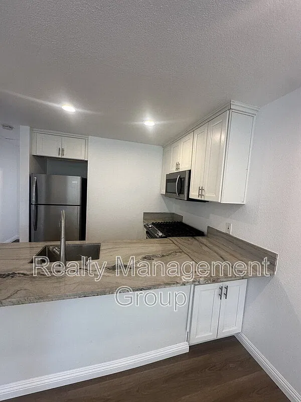 3 bed, 2.0 bath, 792 sqft, $3,200 — Photo 4