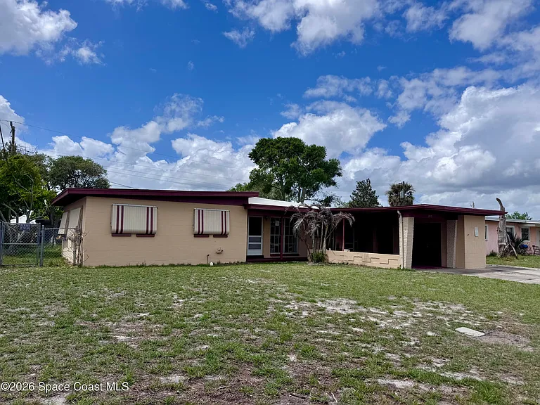 305 Edinburgh Dr — Photo 1