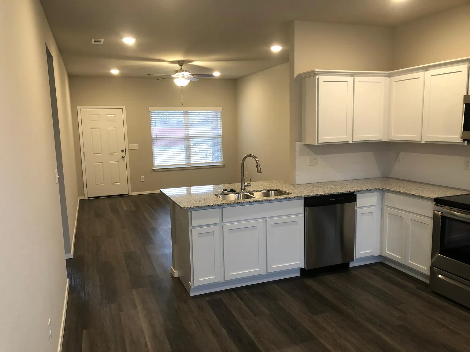 3 bed, 1400 sqft, $1,699 — Photo 3