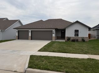 878 S Parkside Cir, Nixa, MO 65714