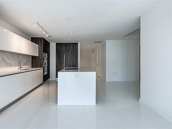 3rd image of 851 NE 1st Avenue #1912