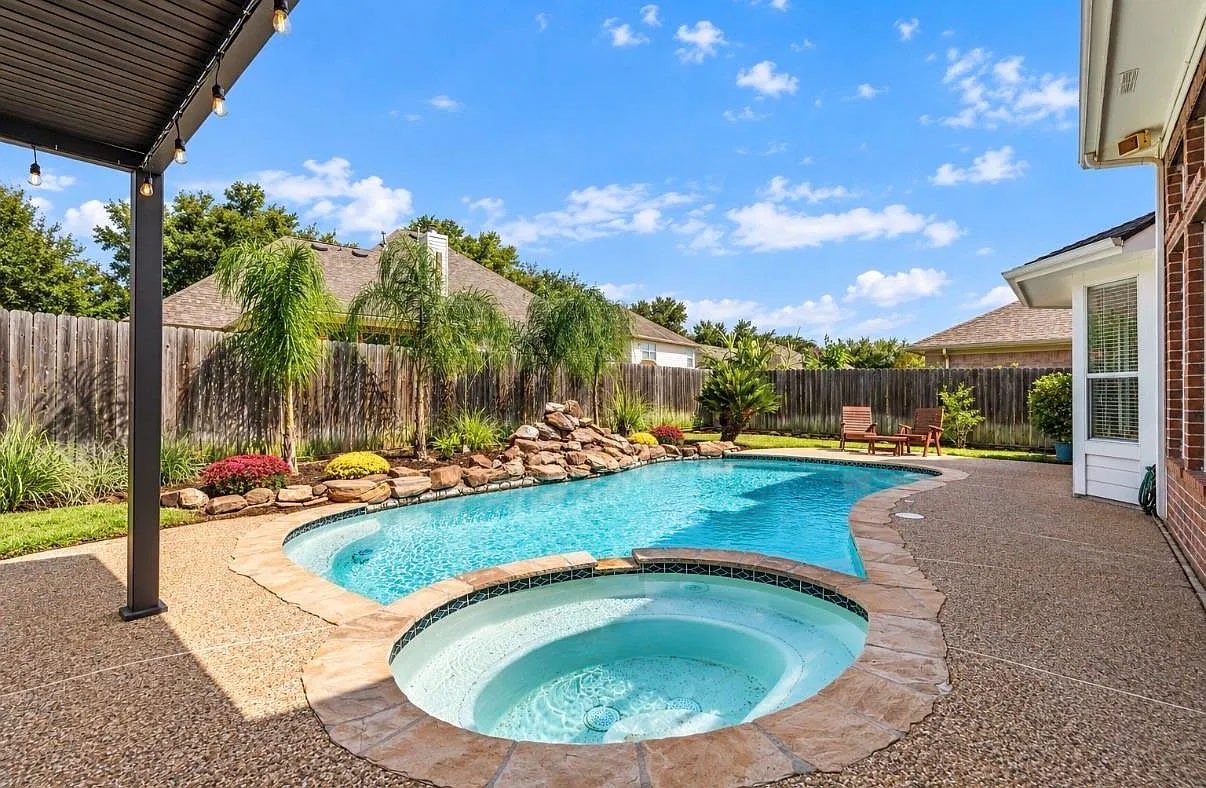 4 bed, 2.5 bath, 3305 sqft, $3,900 — Photo 3