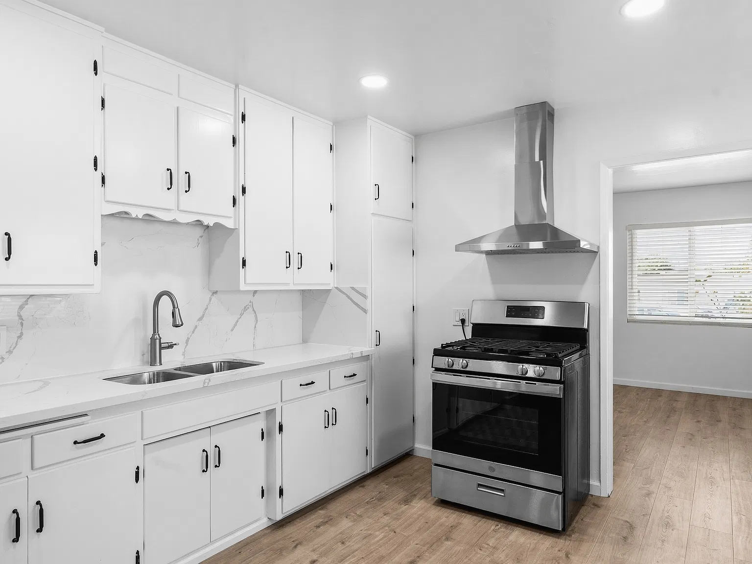 3 bed, 950 sqft, $2,695 — Photo 4