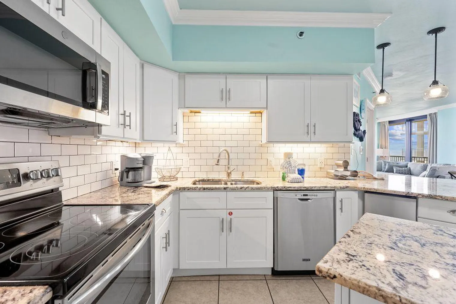 3 bed, 2.0 bath, 1291 sqft, $5,220 — Photo 4