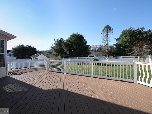 5th image of 549 Maidstone Dr